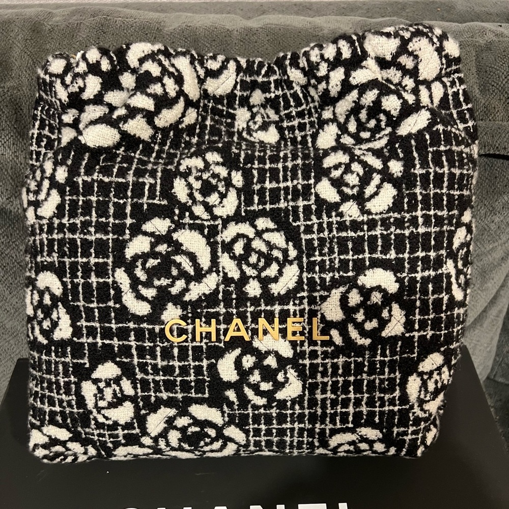 Chanel 22 Cashmere Jacquard Black & White Floral Gold Hardware